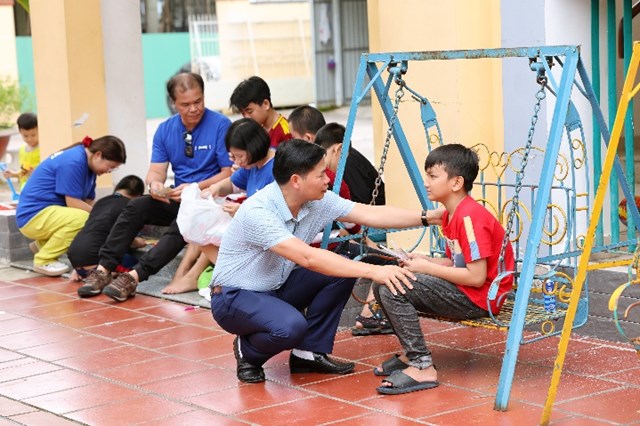 C&aacute;c phần qu&agrave;, sữa Vinamilk được trao tặng cho trẻ em c&oacute; ho&agrave;n cảnh đặc biệt, kh&oacute; khăn tại Cần Thơ dịp Trung thu &nbsp;

Trẻ em c&oacute; ho&agrave;n cảnh đặc biệt tại Bắc Ninh cũng c&oacute; một trung thu ấm &aacute;p hơn với c&aacute;c phần qu&agrave; từ nh&acirc;n vi&ecirc;n Nh&agrave; m&aacute;y sữa Ti&ecirc;n Sơn - Vinamilk