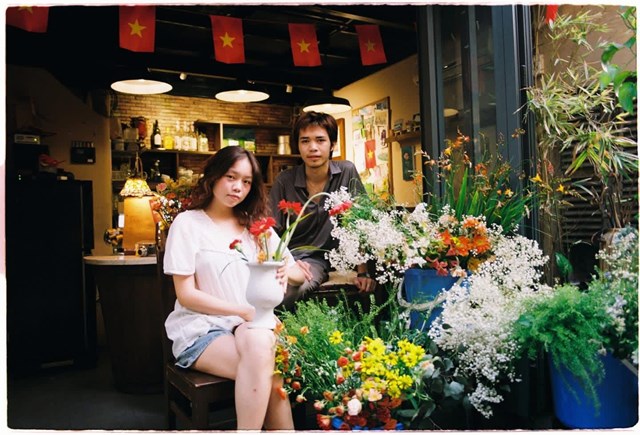 Sự kết hợp giữa hoa v&agrave; c&agrave; ph&ecirc; đ&atilde; tạo ra m&ocirc;i trường giao lưu th&acirc;n thiện, th&uacute;c đẩy sự kết nối giữa mọi người (Ảnh: Sau 6 Cafe)