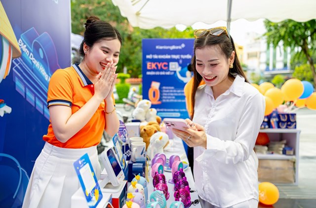 Kh&aacute;ch h&agrave;ng được trải nghiệm những sản phẩm dịch vụ số của KienlongBank. &nbsp;