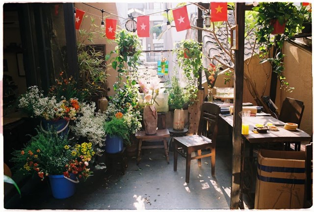 Một g&oacute;c kh&ocirc;ng gian ngập tr&agrave;n sắc hoa rực rỡ ở qu&aacute;n Sau 6 Cafe (Ảnh: Sau 6 Cafe)