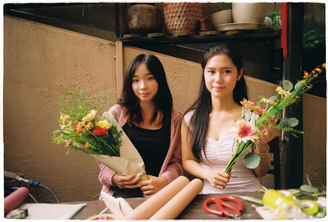 C&aacute;c bạn trẻ th&iacute;ch th&uacute; khi vừa được uống c&agrave; ph&ecirc;, vừa tự tay lựa chọn v&agrave; g&oacute;i b&oacute; hoa (Ảnh: Sau 6 Cafe)