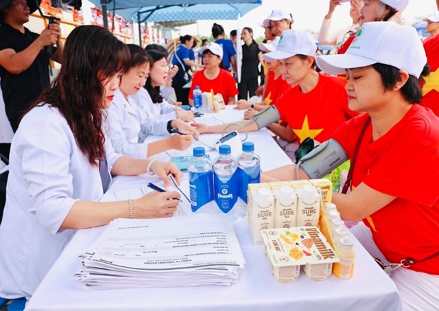 Người cao tuổi được thăm kh&aacute;m, tư vấn sức khỏe v&agrave; dinh dưỡng tại chương tr&igrave;nh. Ảnh: Vi Nam &nbsp;