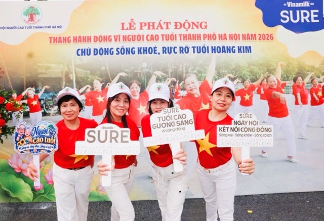 Người cao tuổi c&ugrave;ng Vinamilk Sure lan tỏa tinh thần chủ động sống khỏe, sống vui v&agrave; t&iacute;ch cực. Ảnh: Vi Nam &nbsp;