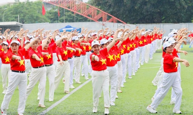 Hơn 2.000 người cao tuổi c&ugrave;ng lan tỏa tinh thần &ldquo;Chủ động sống khỏe - Rực rỡ tuổi ho&agrave;ng kim&rdquo; tại H&agrave; Nội. Ảnh: Vi Nam &nbsp;