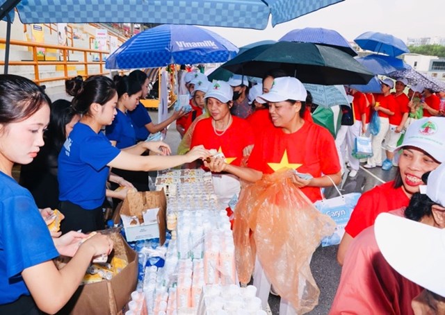 Người cao tuổi trải nghiệm c&aacute;c sản phẩm dinh dưỡng Vinamilk Sure tại sự kiện. Ảnh: Vi Nam &nbsp;