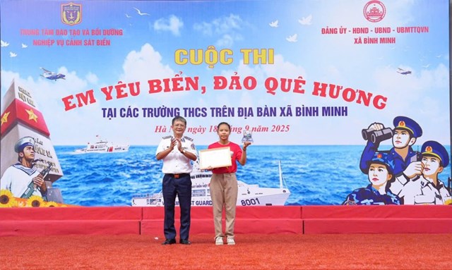 Đại t&aacute; Đặng Hồng Qu&acirc;n, Trưởng ph&ograve;ng D&acirc;n vận, Cục Ch&iacute;nh trị Cảnh s&aacute;t biển Việt Nam trao giải Nhất cho học sinh B&ugrave;i Bảo Ngọc &nbsp;