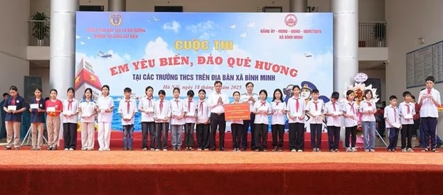 Đại t&aacute; Nguyễn Văn Tu&acirc;n v&agrave; đồng ch&iacute; L&ecirc; Văn &Acirc;n trao qu&agrave; cho c&aacute;c học sinh c&oacute; ho&agrave;n cảnh kh&oacute; khăn, vươn l&ecirc;n trong học tập &nbsp;