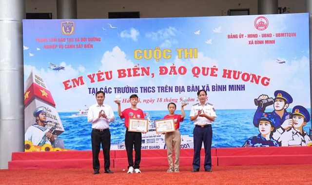 Đại t&aacute; Nguyễn Văn Tu&acirc;n, Ch&iacute;nh ủy Trung t&acirc;m Đ&agrave;o tạo v&agrave; Bồi dưỡng nghiệp vụ Cảnh s&aacute;t biển v&agrave; đồng ch&iacute; L&ecirc; Văn &Acirc;n, Ph&oacute; B&iacute; thư Thường trực Đảng ủy x&atilde; B&igrave;nh Minh trao giải Nh&igrave; cho 2 học sinh Nguyễn Thu Hiền v&agrave; Nguyễn Th&aacute;i Học &nbsp;