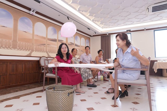 B&agrave; N.Ho&agrave; (72 tuổi) năng nổ tham gia c&aacute;c hoạt động c&acirc;u lạc bộ c&ugrave;ng bạn b&egrave; &nbsp;