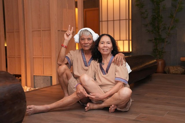 Vợ chồng &ocirc;ng Mạnh (79 tuổi) tận hưởng trọn vẹn những ng&agrave;y tuổi v&agrave;ng b&ecirc;n nhau &nbsp;
