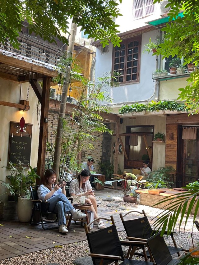 Joie l&agrave; một trong những qu&aacute;n c&agrave; ph&ecirc; s&acirc;n vườn được đ&ocirc;ng đảo thực kh&aacute;ch y&ecirc;u th&iacute;ch (Ảnh: Joie)