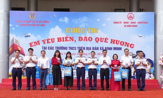 Ban tổ chức tặng qu&agrave; lưu niệm cho 5 Trường THCS tham gia Cuộc thi &nbsp;