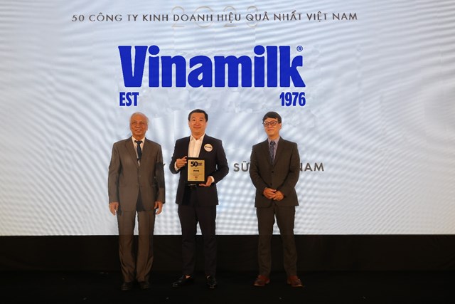 &Ocirc;ng Đỗ Thanh Tuấn - Gi&aacute;m đốc Đối ngoại Vinamilk - nhận danh hiệu Top 50 C&ocirc;ng ty kinh doanh hiệu quả nhất Việt Nam &nbsp;