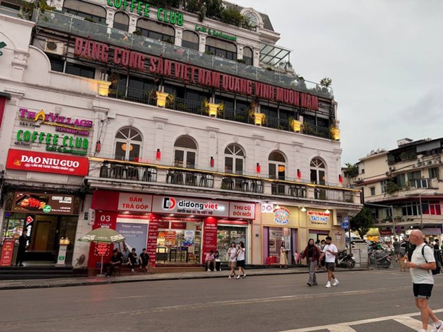 Cốc trà 7.000 đồng chen chân vào đất vàng Hồ Gươm - Ảnh 1