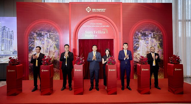 Đại diện Sun Group cắt băng khai trương văn ph&ograve;ng b&aacute;n h&agrave;ng Sun Gallery Tay Ho v&agrave; nh&agrave; mẫu Sun Feliza Suites. Ảnh: &Aacute;nh Dương &nbsp;