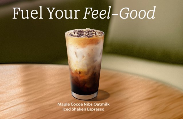Maple Cocoa Nibs Oatmilk Iced Shaken Espresso: espresso đậm đà quyện cacao, maple, sữa yến mạch béo mịn và Cocoa Nibs giòn tan, cân bằng hoàn hảo.