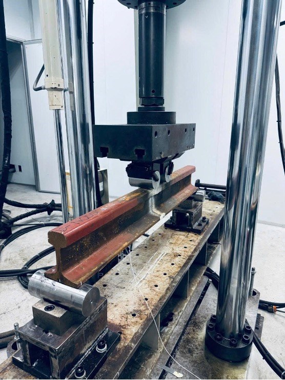 Thiết bị thử mỏi mối h&agrave;n đường ray c&ocirc;ng suất 300 kN bộ đo biến dạng bằng tem điện trở (strain gauge) của QUATEST 3.