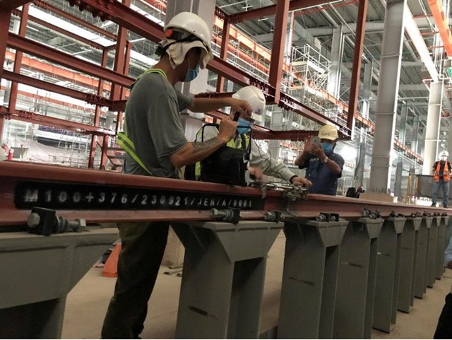 Kỹ sư QUATEST 3 kiểm tra khuyết tật bằng phương ph&aacute;p si&ecirc;u &acirc;m tại nh&agrave; m&aacute;y của Dự &aacute;n tuyến Metro số 1 (Bến Th&agrave;nh &ndash; Suối Ti&ecirc;n).