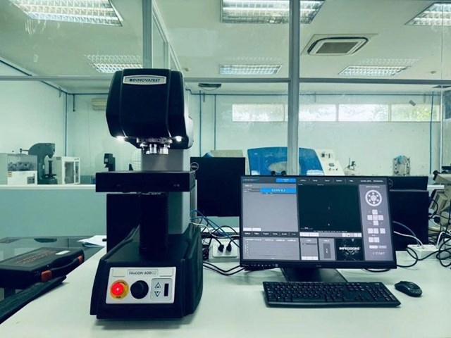 Thiết bị đo độ cứng Vicker d&ugrave;ng để khảo s&aacute;t sự thay đổi độ cứng của mối h&agrave;n v&agrave; v&ugrave;ng ảnh hưởng nhiệt (HAZ).&nbsp;
