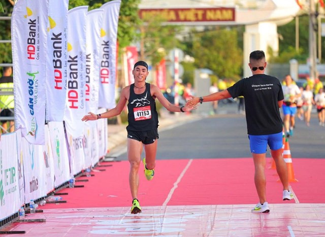 Huỳnh Anh Kh&ocirc;i -&ldquo;ch&acirc;n chạy&rdquo; được mệnh danh l&agrave; &ldquo;qu&aacute;i vật&rdquo; l&agrave;ng chạy bộ sẽ t&aacute;i xuất đường đua HDBank Green Marathon 2025 &nbsp;