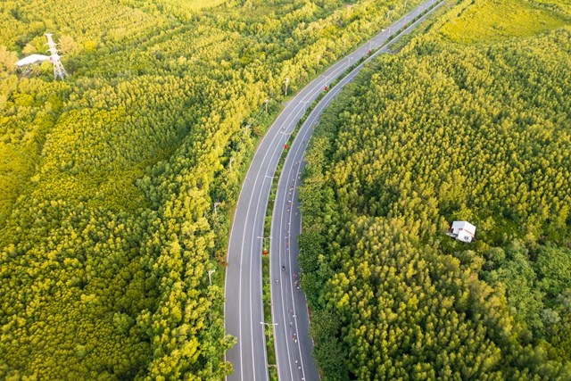 Cung đường diễn ra giải đấu xanh mướt đ&uacute;ng với c&aacute;i t&ecirc;n &ldquo;L&aacute; phổi xanh&rdquo; của TP.HCM. Cần Giờ được UNESCO c&ocirc;ng nhận l&agrave; khu dự trữ sinh quyển thế giới đầu ti&ecirc;n của Việt Nam &nbsp;