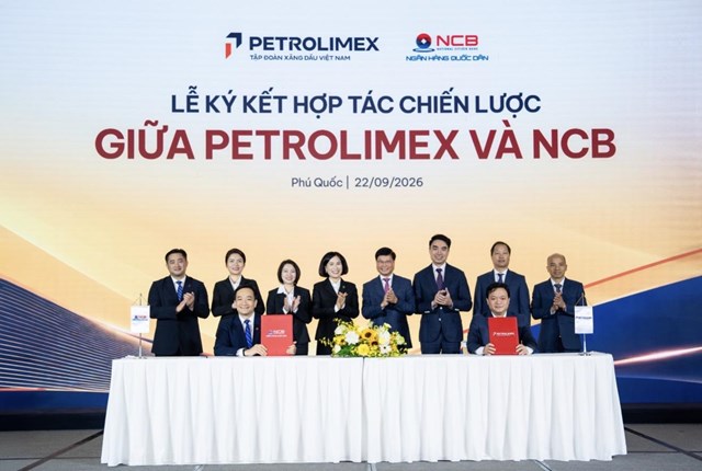 &Ocirc;ng Tạ Kiều Hưng &ndash; Th&agrave;nh vi&ecirc;n HĐQT, Tổng Gi&aacute;m đốc NCB v&agrave; &ocirc;ng Nguyễn Ngọc T&uacute; &ndash; Ph&oacute; Tổng Gi&aacute;m đốc Petrolimex k&yacute; kết Thỏa thuận hợp t&aacute;c chiến lược giữa Petrolimex v&agrave; NCB &nbsp;