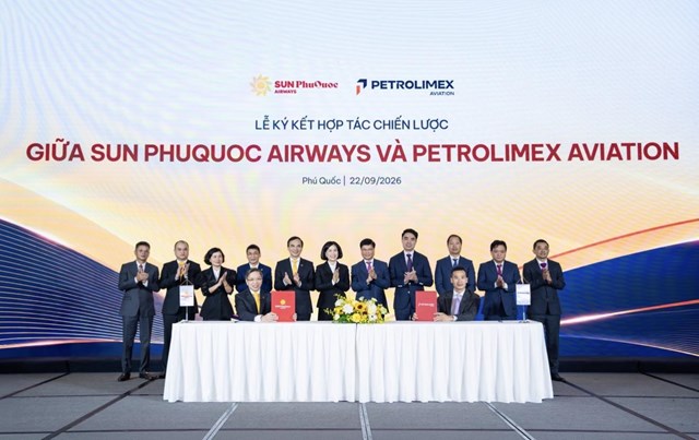 &Ocirc;ng Trương Việt Cường - PTGĐ Sun PhuQuoc Airways v&agrave; &ocirc;ng Lương Hồ Anh - PTGĐ Petrolimex Aviation k&yacute; kết Bi&ecirc;n bản ghi nhớ mở rộng hợp t&aacute;c về cung ứng nhi&ecirc;n liệu h&agrave;ng kh&ocirc;ng v&agrave; ph&aacute;t triển hạ tầng nhi&ecirc;n liệu tại c&aacute;c cảng h&agrave;ng kh&ocirc;ng &nbsp;