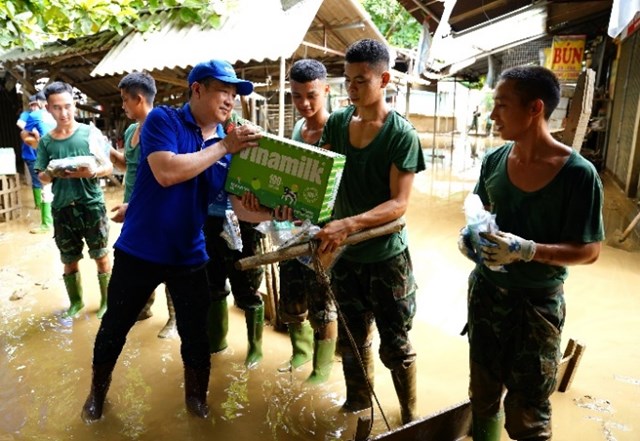 Vinamilk đem sữa, nước uống đến tận tay người d&acirc;n v&agrave; lực lượng đang l&agrave;m nhiệm vụ khắc phục hậu quả b&atilde;o lũ.