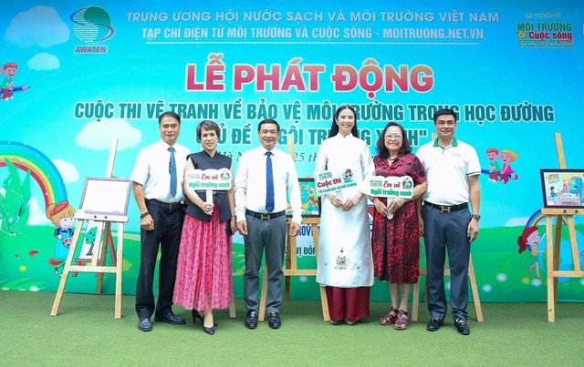 NTK - Hoa hậu Ngọc H&acirc;n - Cố vấn truyền th&ocirc;ng của Bảo t&agrave;ng Mỹ thuật Việt Nam chụp ảnh c&ugrave;ng đại diện Ban tổ chức