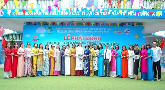 C&aacute;c thầy c&ocirc; gi&aacute;o trường Tiểu học Mỹ đ&igrave;nh 2 chụp ảnh c&ugrave;ng NTK - Hoa hậu Ngọc H&acirc;n tại lễ ph&aacute;t động cuộc thi