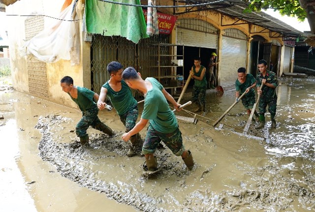 Tại huyện Trấn Y&ecirc;n, TP. Y&ecirc;n B&aacute;i, tỉnh Y&ecirc;n B&aacute;i, người d&acirc;n, c&aacute;c lực lượng t&igrave;nh nguyện v&agrave; c&aacute;n bộ chiến sĩ Tiểu đo&agrave;n 5, Trung đo&agrave;n 148, Sư đo&agrave;n 316, Qu&acirc;n khu 2, nỗ lực khắc phục hậu quả b&atilde;o lũ suốt nhiều ng&agrave;y qua.