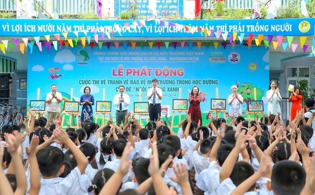 C&aacute;c đại biểu c&ugrave;ng hưởng ứng ph&aacute;t động Cuộc thi vẽ tranh về Bảo vệ m&ocirc;i trường trong học đường, chủ đề &ldquo;Ng&ocirc;i trường xanh&rdquo;