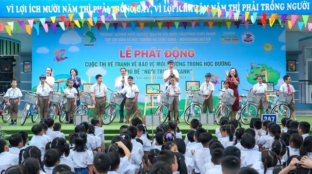 Tại buổi lễ ph&aacute;t động, ph&aacute;t huy tinh thần tương th&acirc;n tương &aacute;i, Tạp ch&iacute; điện tử M&ocirc;i trường v&agrave; Cuộc sống trao 10 phần qu&agrave; l&agrave; 10 chiếc xe đạp cho c&aacute;c em học sinh c&oacute; ho&agrave;n cảnh kh&oacute; khăn c&oacute; th&agrave;nh t&iacute;ch học tập tốt