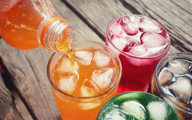 Đường qu&#225; ngưỡng, vi nhựa len lỏi: Mối nguy k&#233;p từ nước ngọt đ&#243;ng chai - Ảnh 1