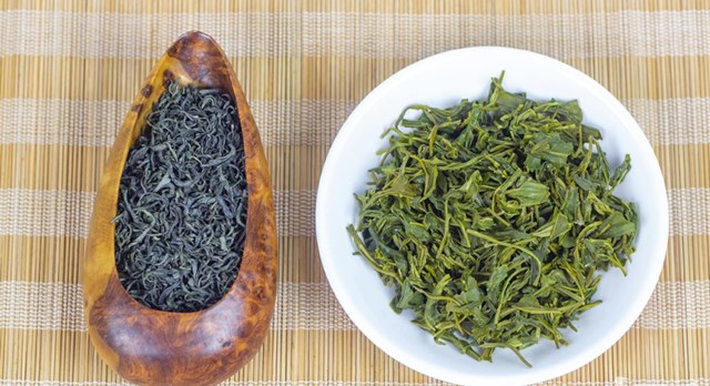 Trà đinh có màu xanh đen, từng nõn chè xoắn chặt, nhiều vân, bóng mượt.