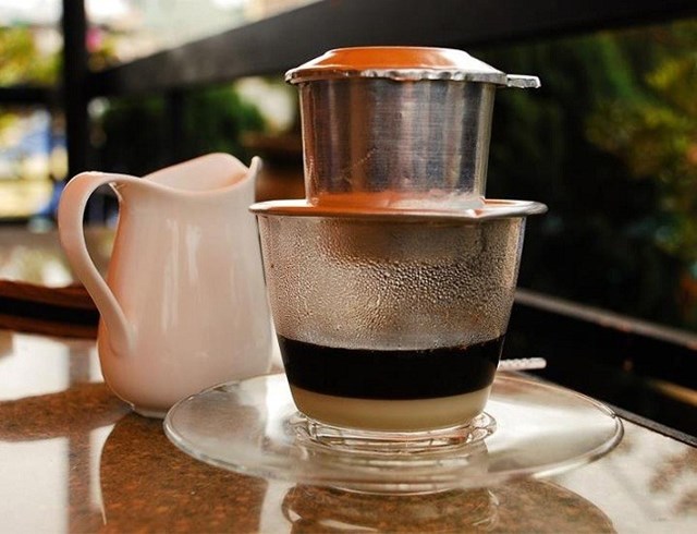 Uống c&agrave; ph&ecirc; ngay khi bụng c&ograve;n đ&oacute;i c&oacute; thể mang đến những ảnh hưởng kh&ocirc;ng mong muốn đối với sức khỏe (Ảnh minh họa