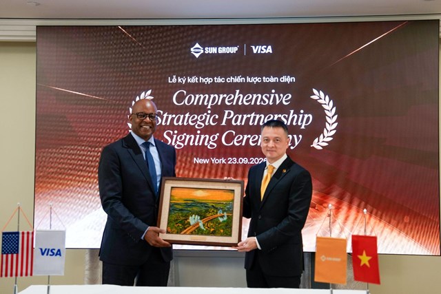 Đại điện l&atilde;nh đạo hai b&ecirc;n Visa v&agrave; Sun Group trao qu&agrave; lưu niệm nh&acirc;n dịp k&yacute; kết hợp t&aacute;c &nbsp;