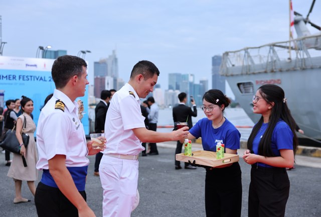 &ldquo;Đắt kh&aacute;ch&rdquo; kh&ocirc;ng k&eacute;m l&agrave; những ly mocktail của nh&agrave; Vinamilk. C&aacute;c sản phẩm nước &eacute;p từ những loại tr&aacute;i c&acirc;y nhiệt đới được biến tấu theo những c&ocirc;ng thức độc đ&aacute;o để giữ trọn hương vị tươi m&aacute;t, trở th&agrave;nh dư vị kh&oacute; qu&ecirc;n trong l&ograve;ng thực kh&aacute;ch quốc tế (Ảnh: Nguyễn Ho&agrave;ng)./. &nbsp;