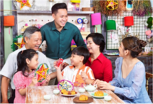 Trung Thu l&agrave; dịp để tạm g&aacute;c bộn bề, quay về với những gi&aacute; trị vĩnh hằng của t&igrave;nh th&acirc;n, đo&agrave;n tụ, l&ograve;ng biết ơn tổ ti&ecirc;n v&agrave; niềm vui trẻ thơ thuần khiết
