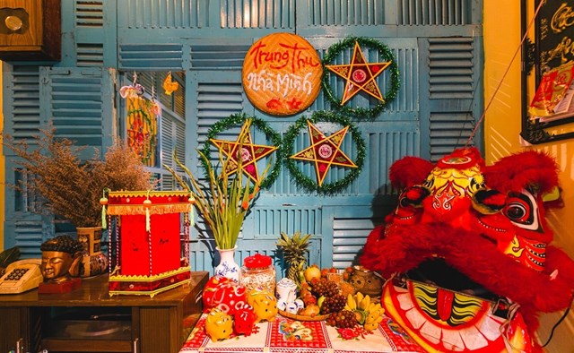 Cả gia đ&igrave;nh qu&acirc;y quần b&ecirc;n nhau dưới &aacute;nh trăng đ&ecirc;m rằm, c&ugrave;ng thưởng thức m&acirc;m cỗ, kể chuyện cổ t&iacute;ch, h&aacute;t đồng dao, lắng nghe tiếng gi&oacute; lao xao qua kẽ l&aacute; v&agrave; tiếng cười trong trẻo của lũ trẻ