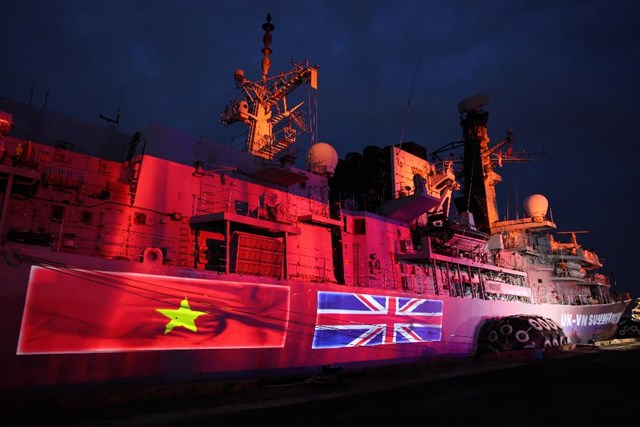 Cập cảng Nh&agrave; Rồng (TP.HCM) s&aacute;ng ng&agrave;y 22/09/2025, t&agrave;u hộ vệ đa nhiệm HMS Richmond của Hải qu&acirc;n Ho&agrave;ng gia Anh, bắt đầu chuyến thăm hữu nghị TP.HCM. Chuyến thăm diễn ra đ&uacute;ng dịp Anh v&agrave; Việt Nam kỷ niệm 15 năm thiết lập quan hệ Đối t&aacute;c Chiến lược, nhấn mạnh cam kết ngoại giao v&agrave; sự củng cố hợp t&aacute;c an ninh, quốc ph&ograve;ng (Ảnh: Nguyễn Ho&agrave;ng).