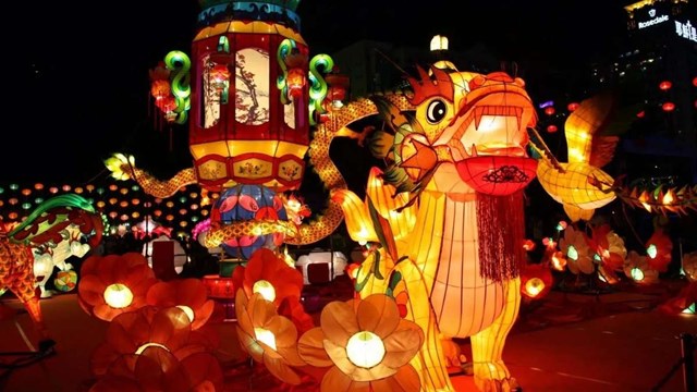 C&aacute;c lễ hội Trung Thu ở những th&agrave;nh phố lớn kh&ocirc;ng chỉ l&agrave; s&acirc;n chơi, m&agrave; c&ograve;n l&agrave; sản phẩm văn h&oacute;a - du lịch mang đậm dấu ấn bản sắc địa phương