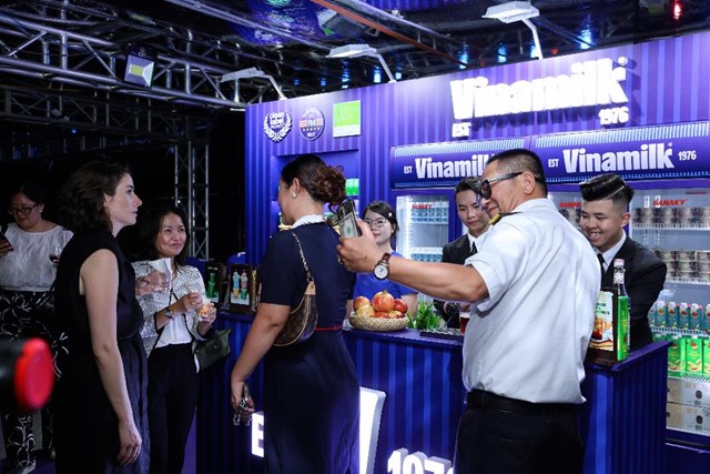 B&ecirc;n cạnh c&aacute;c hoạt động giao lưu văn h&oacute;a v&agrave; tr&igrave;nh diễn nghệ thuật, một chi tiết đặc biệt khiến nhiều kh&aacute;ch mời quốc tế bất ngờ: sản phẩm Vinamilk &ndash; thương hiệu sữa dẫn đầu tại Việt Nam &ndash; được phục vụ như m&oacute;n ẩm thực Việt độc đ&aacute;o tại sự kiện (Ảnh: Nguyễn Ho&agrave;ng).
