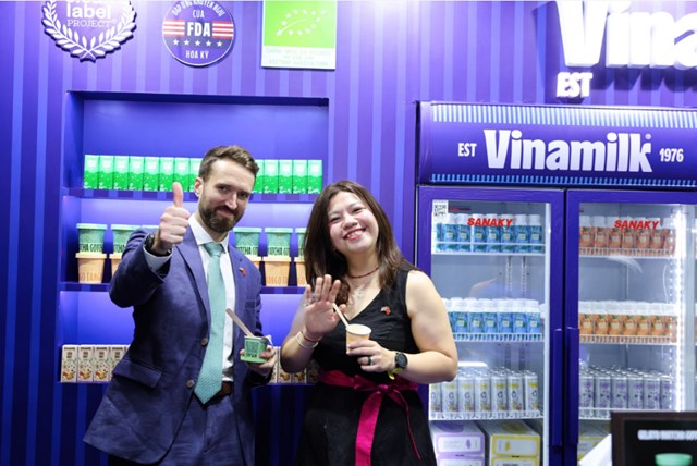 &ldquo;Đ&acirc;y l&agrave; lần đầu ti&ecirc;n t&ocirc;i được nếm thử kem gelato của Vinamilk. Phải n&oacute;i l&agrave; cực kỳ ngon v&agrave; sảng kho&aacute;i, đặc biệt l&agrave; trong những đ&ecirc;m thời tiết n&oacute;ng thế n&agrave;y&rdquo;, &ocirc;ng Sam Wood &ndash; Gi&aacute;m đốc mảng Xuất khẩu khu vực ch&acirc;u &Aacute; &ndash; Th&aacute;i B&igrave;nh Dương, Tổng L&atilde;nh sự qu&aacute;n Anh tại TP.HCM chia sẻ (Ảnh: Nguyễn Ho&agrave;ng).