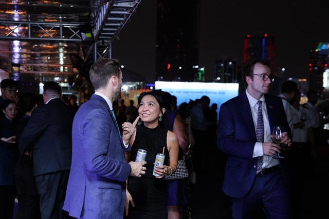 Được l&ecirc;n men chậm từ l&aacute; tr&agrave; xanh hữu cơ theo c&aacute;ch ủ truyền thống trong 6 th&aacute;ng d&agrave;i, tr&agrave; kombucha HAYĐẤY nhanh ch&oacute;ng lấy l&ograve;ng những vị kh&aacute;ch y&ecirc;u th&iacute;ch đồ uống tốt cho sức khỏe (wellness drink). Hương tr&agrave; ng&agrave;o ngạt, lại c&oacute; gaz v&agrave; vị chua nhẹ ưng &yacute; của những lon kombucha trở th&agrave;nh &ldquo;chất x&uacute;c t&aacute;c&rdquo; th&uacute; vị cho những c&acirc;u chuyện kết nối quốc tế. (Ảnh: Nguyễn Ho&agrave;ng).