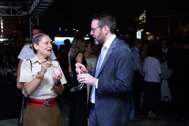 Trong kh&ocirc;ng gian của một sự kiện ngo&agrave;i trời, c&aacute;c sản phẩm kem gelato Vinamilk l&agrave; lựa chọn được săn đ&oacute;n nhiều nhất. Lấy cảm hứng từ m&oacute;n kem trứ danh của &Yacute;, gelato chinh phục khẩu vị của nhiều kh&aacute;ch quốc tế ngay từ c&aacute;i chạm đầu ti&ecirc;n nhờ chất kem dẻo mềm, quyện đặc, k&eacute;o s&aacute;nh (Ảnh: Nguyễn Ho&agrave;ng).