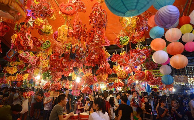 Trung Thu n&aacute;o nhiệt, phố đi bộ H&agrave; Nội đ&ocirc;ng nghẹt người vui chơi