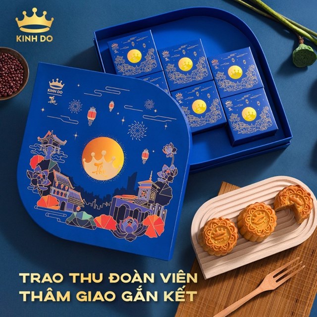 B&aacute;nh Trung thu được đ&oacute;ng g&oacute;i trong những hộp qu&agrave; sang trọng như một m&oacute;n qu&agrave; biếu đẳng cấp, thể hiện gu thẩm mỹ, tinh thần hiếu lễ v&agrave; cả dấu ấn thương hiệu của người tặng