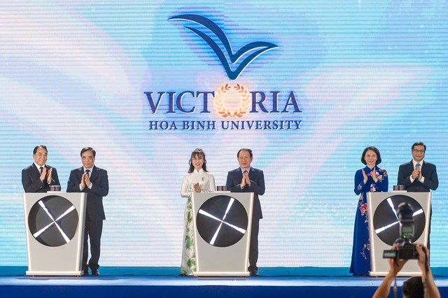 Ph&oacute; Thủ tướng Ch&iacute;nh phủ L&ecirc; Tiến Ch&acirc;u v&agrave; Ph&oacute; Chủ tịch UBND Th&agrave;nh phố H&agrave; Nội Vũ Thu H&agrave; c&ugrave;ng c&aacute;c đại biểu v&agrave; đại diện nh&agrave; trường thực hiện nghi thức c&ocirc;ng bố t&ecirc;n trường v&agrave; logo mới.&nbsp;