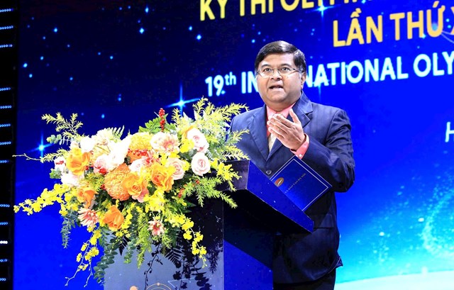Chủ tịch Olympic Thi&ecirc;n văn v&agrave; Vật l&yacute; thi&ecirc;n văn quốc tế Aniket Sule ph&aacute;t biểu tại lễ khai mạc &nbsp;